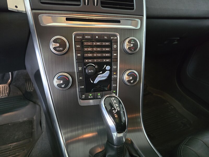 2015 Volvo XC60 T5 Drive-E Premier 4DR WAGON - Photo 26 - Hamilton, OH 45015