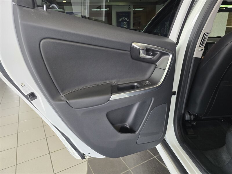 2015 Volvo XC60 T5 Drive-E Premier 4DR WAGON - Photo 10 - Hamilton, OH 45015