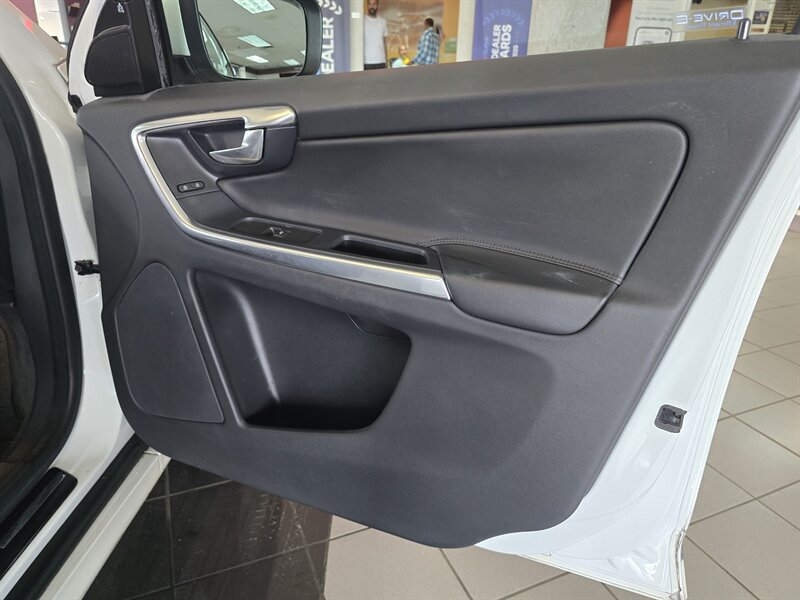 2015 Volvo XC60 T5 Drive-E Premier 4DR WAGON - Photo 12 - Hamilton, OH 45015
