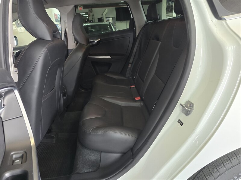 2015 Volvo XC60 T5 Drive-E Premier 4DR WAGON - Photo 11 - Hamilton, OH 45015
