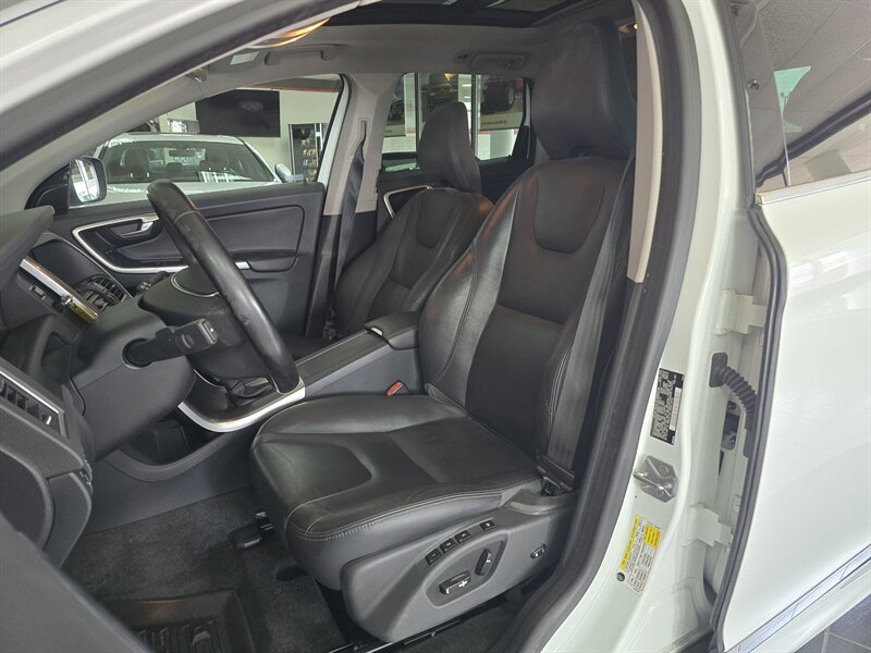 2015 Volvo XC60 T5 Drive-E Premier 4DR WAGON - Photo 9 - Hamilton, OH 45015