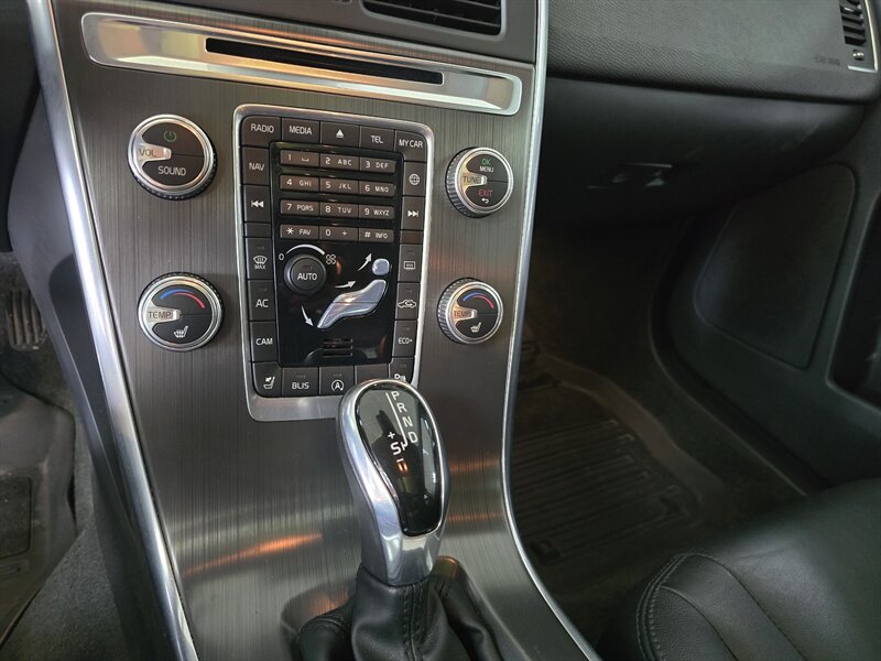 2015 Volvo XC60 T5 Drive-E Premier 4DR WAGON - Photo 20 - Hamilton, OH 45015