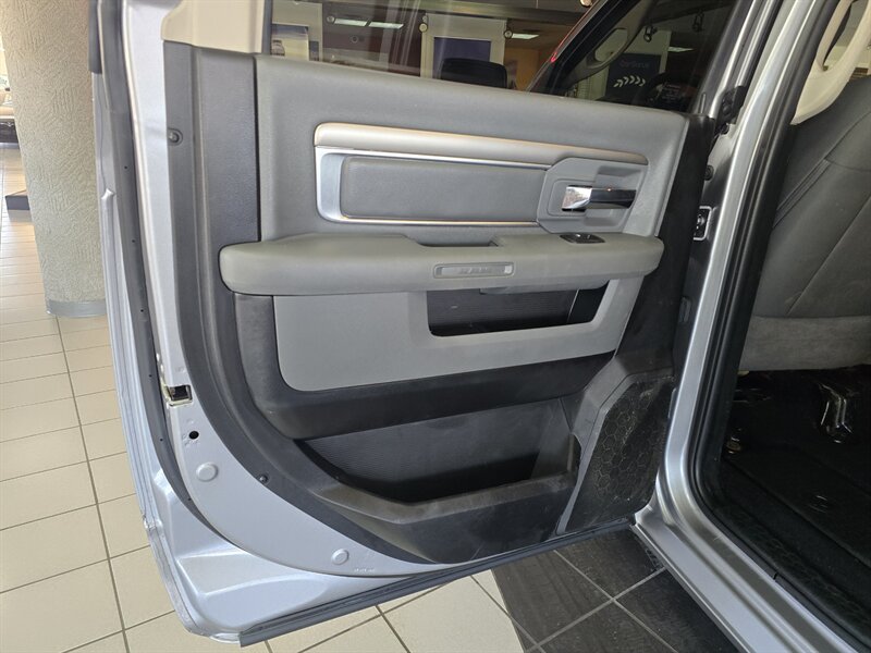 2020 RAM 1500 Classic SLT 4DR CREW 4X4 - Photo 10 - Hamilton, OH 45015