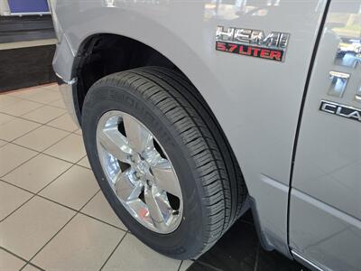 2020 RAM 1500 Classic SLT 4DR CREW 4X4 - Photo 32 - Hamilton, OH 45015