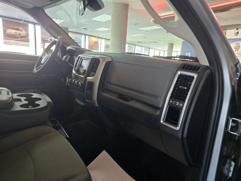 2020 RAM 1500 Classic SLT 4DR CREW 4X4 - Photo 13 - Hamilton, OH 45015
