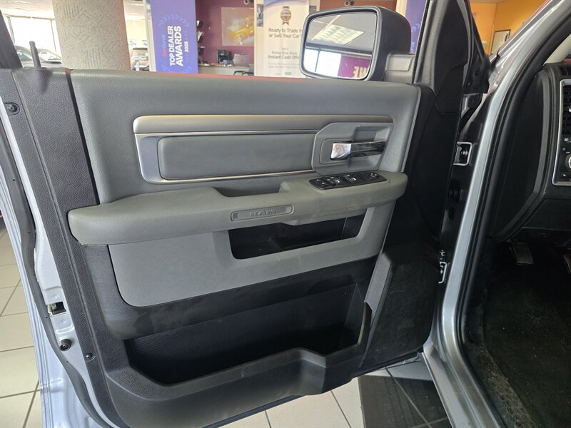 2020 RAM 1500 Classic SLT 4DR CREW 4X4 - Photo 7 - Hamilton, OH 45015