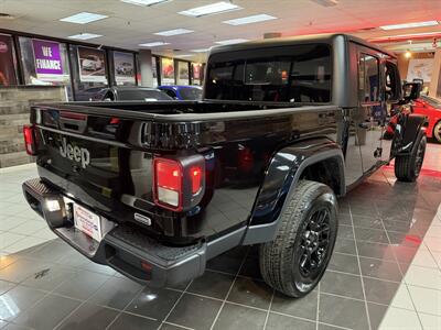 2023 Jeep Gladiator Overland   - Photo 6 - Hamilton, OH 45015