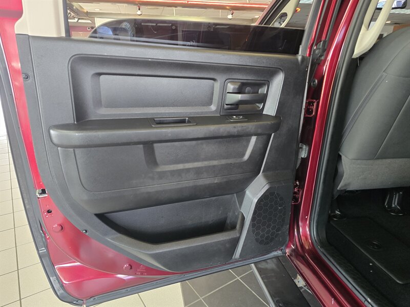 2017 RAM 1500 Express-CREW CAB-4X4-HEMI - Photo 9 - Hamilton, OH 45015