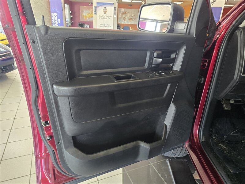 2017 RAM 1500 Express-CREW CAB-4X4-HEMI - Photo 6 - Hamilton, OH 45015