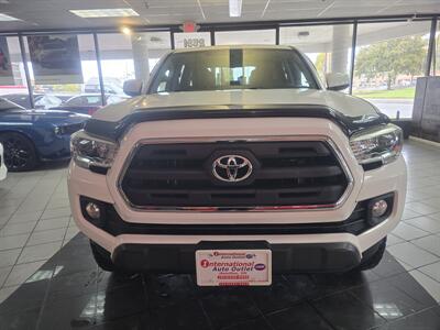 2017 Toyota Tacoma SR5 V6 4DR CREW CAB/V6   - Photo 2 - Hamilton, OH 45015