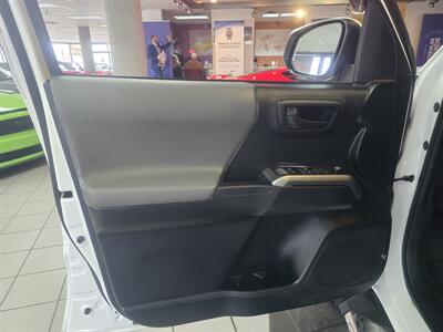 2017 Toyota Tacoma SR5 V6 4DR CREW CAB/V6   - Photo 6 - Hamilton, OH 45015