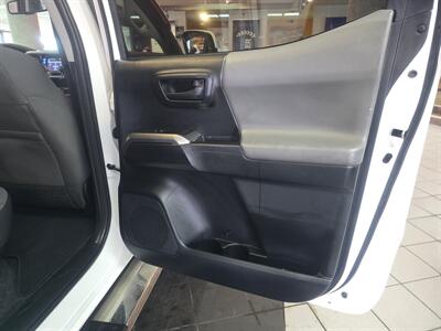 2017 Toyota Tacoma SR5 V6 4DR CREW CAB/V6   - Photo 14 - Hamilton, OH 45015