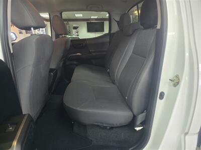 2017 Toyota Tacoma SR5 V6 4DR CREW CAB/V6   - Photo 9 - Hamilton, OH 45015