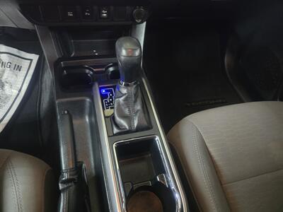 2017 Toyota Tacoma SR5 V6 4DR CREW CAB/V6   - Photo 19 - Hamilton, OH 45015