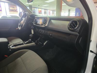 2017 Toyota Tacoma SR5 V6 4DR CREW CAB/V6   - Photo 12 - Hamilton, OH 45015
