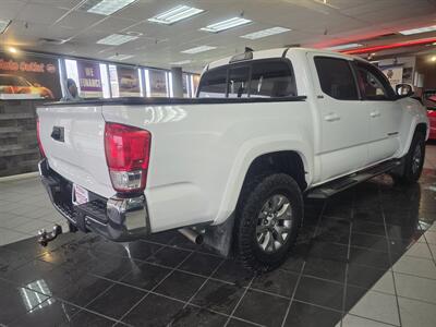 2017 Toyota Tacoma SR5 V6 4DR CREW CAB/V6   - Photo 4 - Hamilton, OH 45015