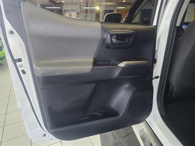 2017 Toyota Tacoma SR5 V6 4DR CREW CAB/V6   - Photo 10 - Hamilton, OH 45015