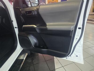 2017 Toyota Tacoma SR5 V6 4DR CREW CAB/V6   - Photo 11 - Hamilton, OH 45015