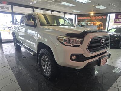 2017 Toyota Tacoma SR5 V6 4DR CREW CAB/V6   - Photo 3 - Hamilton, OH 45015