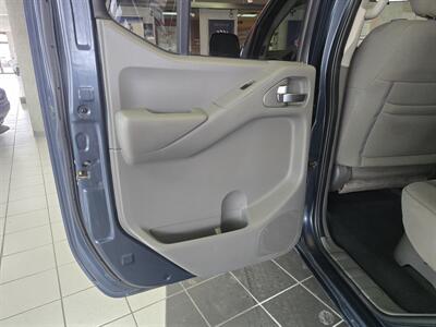 2018 Nissan Frontier SV CREW CAB4X4   - Photo 10 - Hamilton, OH 45015