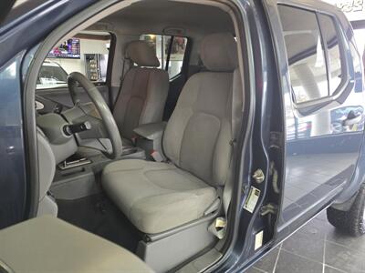 2018 Nissan Frontier SV CREW CAB4X4   - Photo 9 - Hamilton, OH 45015