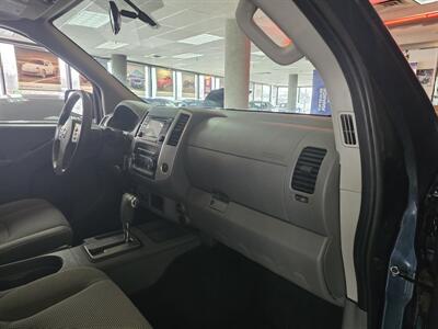 2018 Nissan Frontier SV CREW CAB4X4   - Photo 13 - Hamilton, OH 45015