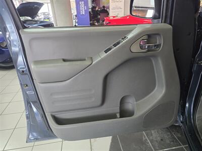 2018 Nissan Frontier SV CREW CAB4X4   - Photo 7 - Hamilton, OH 45015