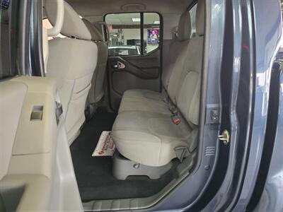 2018 Nissan Frontier SV CREW CAB4X4   - Photo 11 - Hamilton, OH 45015