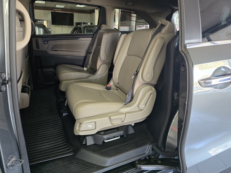 2018 Honda Odyssey Touring 4DR MINI-VAN - Photo 13 - Hamilton, OH 45015