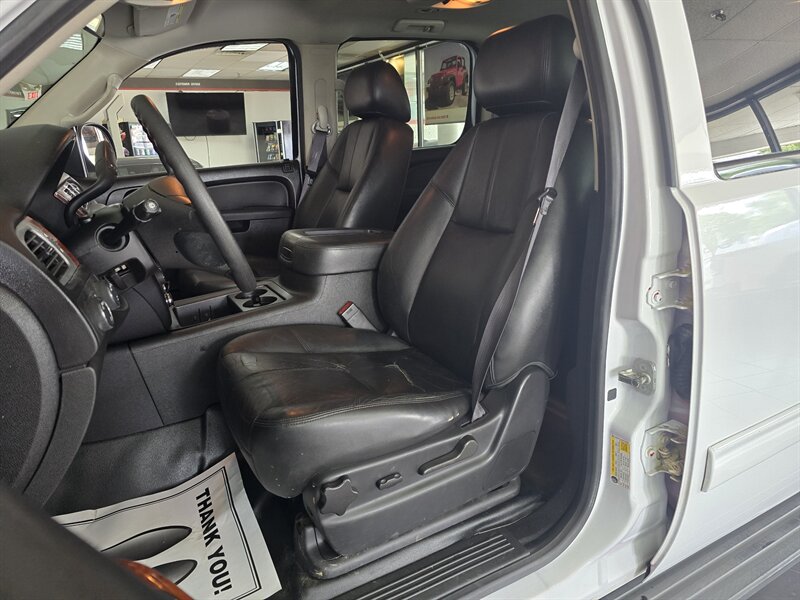 2013 GMC Yukon XL Fleet 2500 4DR SUV 4X4 - Photo 8 - Hamilton, OH 45015