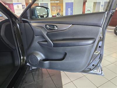2016 Nissan Rogue SV 4DR SUV AWD   - Photo 13 - Hamilton, OH 45015