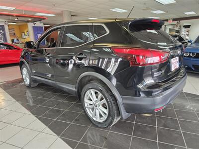 2019 Nissan Rogue Sport S   - Photo 6 - Hamilton, OH 45015