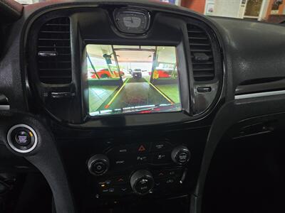 2021 Chrysler 300 Series S V6   - Photo 18 - Hamilton, OH 45015