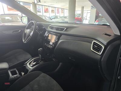 2016 Nissan Rogue SV   - Photo 11 - Hamilton, OH 45015
