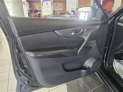 2016 Nissan Rogue SV   - Photo 6 - Hamilton, OH 45015