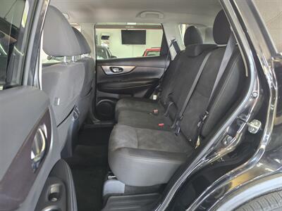 2016 Nissan Rogue SV   - Photo 9 - Hamilton, OH 45015