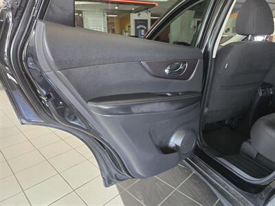 2016 Nissan Rogue SV   - Photo 8 - Hamilton, OH 45015