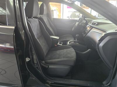 2016 Nissan Rogue SV   - Photo 12 - Hamilton, OH 45015