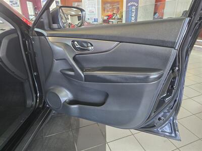 2016 Nissan Rogue SV   - Photo 10 - Hamilton, OH 45015