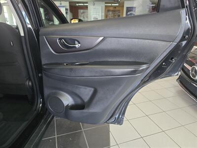 2016 Nissan Rogue SV   - Photo 13 - Hamilton, OH 45015