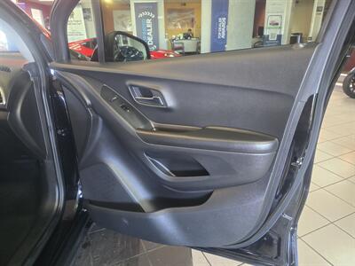 2021 Chevrolet Trax LT   - Photo 12 - Hamilton, OH 45015