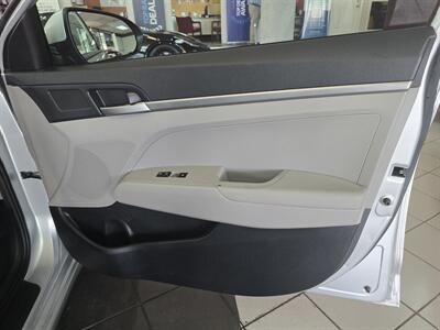 2017 Hyundai Elantra SE 4DR SEDAN   - Photo 12 - Hamilton, OH 45015