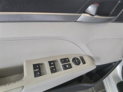 2017 Hyundai Elantra SE 4DR SEDAN   - Photo 17 - Hamilton, OH 45015