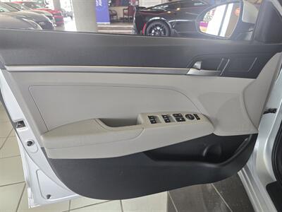 2017 Hyundai Elantra SE 4DR SEDAN   - Photo 7 - Hamilton, OH 45015