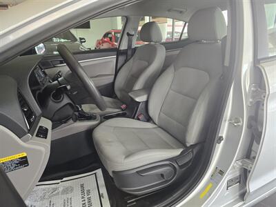 2017 Hyundai Elantra SE 4DR SEDAN   - Photo 9 - Hamilton, OH 45015