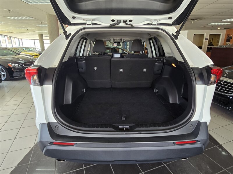 2021 Toyota RAV4 XLE 4DR SUV - Photo 31 - Hamilton, OH 45015