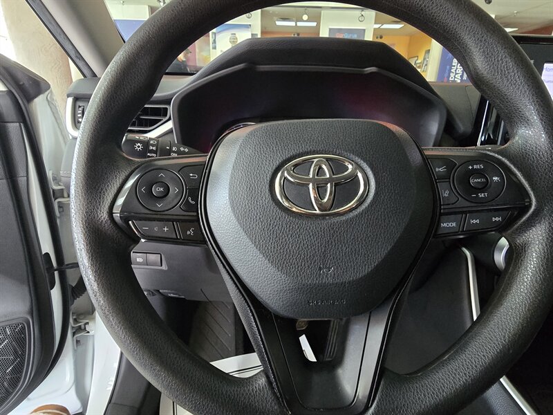 2021 Toyota RAV4 XLE 4DR SUV - Photo 27 - Hamilton, OH 45015