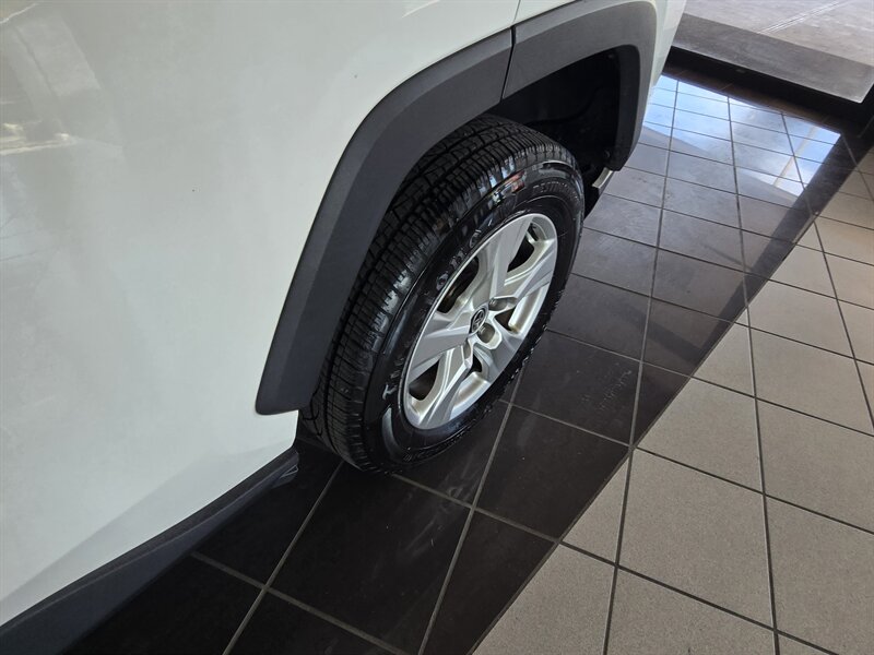 2021 Toyota RAV4 XLE 4DR SUV - Photo 33 - Hamilton, OH 45015