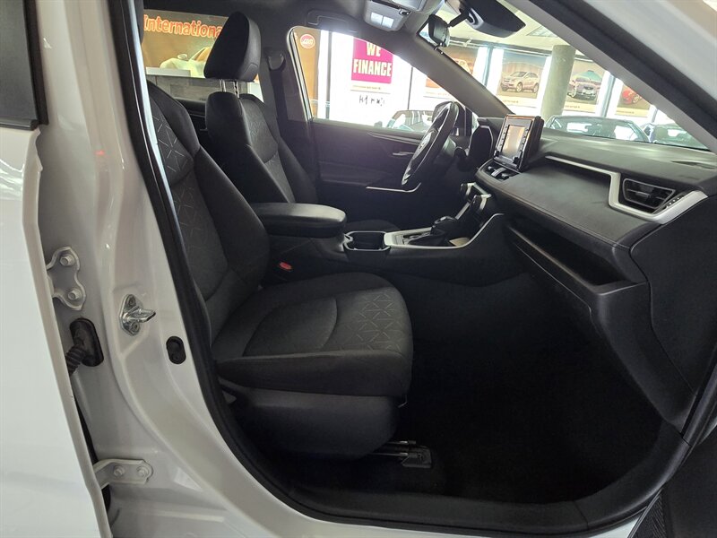 2021 Toyota RAV4 XLE 4DR SUV - Photo 14 - Hamilton, OH 45015