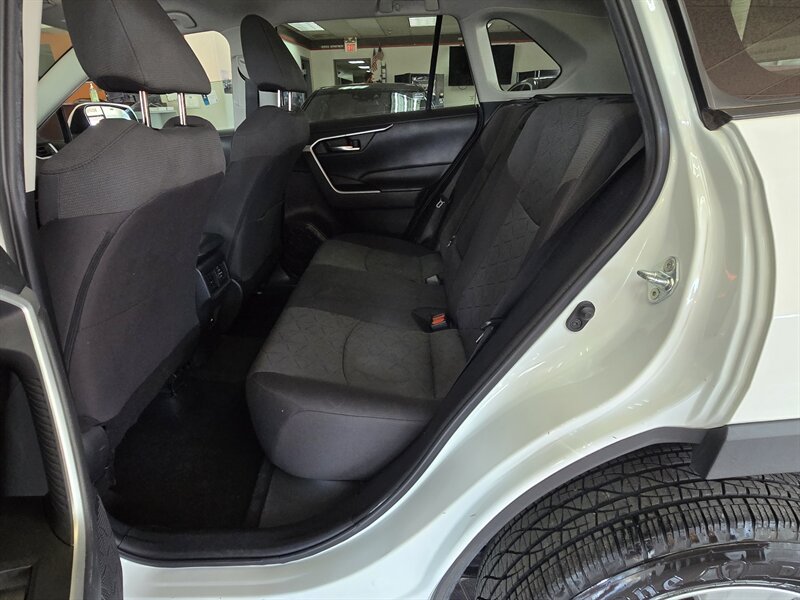 2021 Toyota RAV4 XLE 4DR SUV - Photo 11 - Hamilton, OH 45015